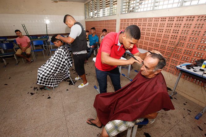 Um dos bairros mais populosos de Ananindeua, o Distrito Industrial recebeu, na manhã deste sábado (27), o Ação Cidadania, projeto promovido pelo governo do Estado, por meio da Fundação Parápaz. Os serviços nas áreas de saúde, assistência e cidadania, que caracterizam a iniciativa, foram ofertados na Escola Estadual de Ensino Fundamental e Médio Dr. Antônio Teixeira Gueiros.

FOTO: WAGNER SANTANA / AGENCIA PA
DATA: 27.04.2019
ANANINDEUA - PA <div class='credito_fotos'>Foto: Wagner Santana / Ag. Pará   |   <a href='/midias/2019/originais/4716a820-fab6-423d-bbc1-7516052a312c.jpg' download><i class='fa-solid fa-download'></i> Download</a></div>