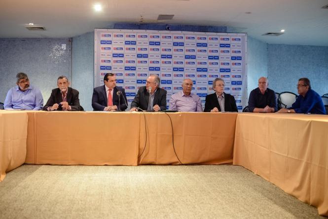 O secretário de Transportes do Estado, Pádua Andrade, esteve reunido nesta terça-feira, 12, com representantes do setor produtivo paraense na sede da Federação das Indústrias do Estado do Pará (Fiepa). O encontro, que reuniu empresários de vários segmentos da indústria, teve a frente o vice-presidente da Fiepa, José Maria Mendonça. Também estiveram presentes, Lutfala Bitar, presidente da Companhia de Desenvolvimento Econômico (Codec), Eduardo Ribeiro, coordenador do Núcleo de Gerenciamento do Transporte Metropolitano (NGTM), João Bosco Lobo, secretário-adjunto da Setran, empresários de vários segmentos dos distritos industriais de Icoaraci, Ananindeua, Marabá e Barcarena, representantes da Universidade Federal do Pará (UFPA) e da Superintendência do Desenvolvimento da Amazônia (Sudam), entre outros.  

FOTO: DIVULGAÇÃO
DATA: 12.03.2019
BELÉM - PA <div class='credito_fotos'>Foto: Divulgação   |   <a href='/midias/2019/originais/471d9d3c-8218-4def-a1b0-e4af9cf6e259.jpg' download><i class='fa-solid fa-download'></i> Download</a></div>