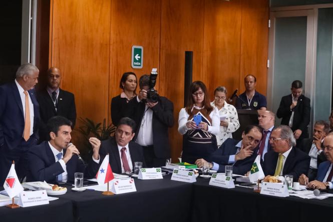 O governador Helder Barbalho participou, nesta terça-feira (26), do segundo encontro do Fórum Nacional de Governadores, em Brasília (DF). O encontro com o ministro da Economia, Paulo Guedes, reuniu os demais chefes dos executivos estaduais no Palácio do Buriti, para tratar da definição de medidas emergenciais de ajuda financeira aos Estados.

FOTO: JAILSON SAM
DATA: 26.03.2019
BRASÍLIA - DF <div class='credito_fotos'>Foto: Jailson Sam / Divulgação   |   <a href='/midias/2019/originais/4737913d-9be9-40fe-a1ae-785d24a98201.jpg' download><i class='fa-solid fa-download'></i> Download</a></div>