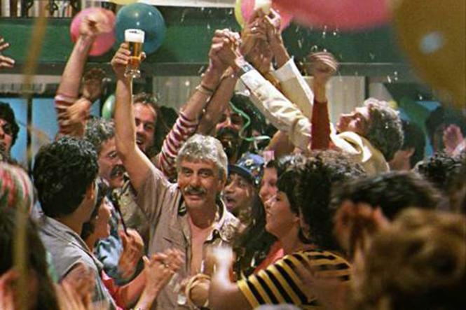 O documentário "Carvana: Como Se Faz Um Malandro", de Lulu Corrêa, mostra os 60 anos de carreira do inconfundível Hugo Carvana, por ele mesmo narrado. Conta a história do jovem estudante de teatro, que iniciou sua carreia no cinema através de pequenos papéis nas icônicas pornochancadas e se consagrou como ator no cinema novo. Através de imagens raras disponibilizadas por artistas como Lulu de Barros e Glauber Rocha, Carvana é visto pela primeira vez de maneira transparente, sem apelos publicitários.

FOTO: DIVULGAÇÃO 
DATA: 09.01.2019
BELÉM - PARÁ <div class='credito_fotos'>Foto: Divulgação   |   <a href='/midias/2019/originais/4741b71a-a97d-4084-8f41-bf1ee6dac6c7.jpg' download><i class='fa-solid fa-download'></i> Download</a></div>