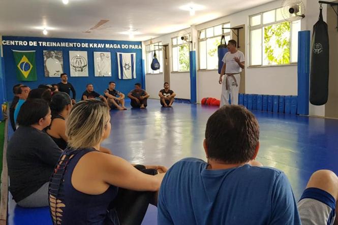 Um grupo de mais de 40 agentes penitenciários da Superintendência do Sistema Penitenciário do Estado (Susipe) participou, nesta quarta-feira (3), de uma oficina de defesa pessoal “Krav Maga”. A iniciativa é da Coordenadoria de Assistência e Valorização do Servidor (Cavs), com o objetivo de preparar os servidores para situações de crises nas unidades penais.

FOTO: ASCOM  / SUSIPE
DATA: 03.04.2019
BELÉM - PA <div class='credito_fotos'>Foto: ASCOM / SUSIPE   |   <a href='/midias/2019/originais/476cb86d-ad61-4e63-a9a7-9b59d34afaf2.jpg' download><i class='fa-solid fa-download'></i> Download</a></div>