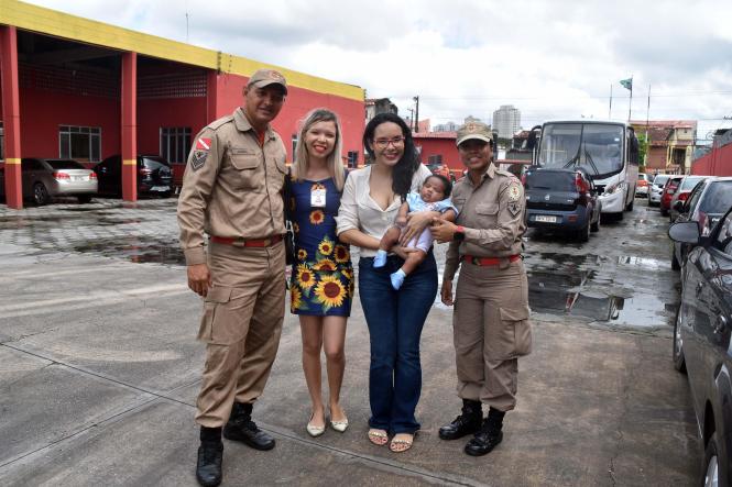 A noite do dia 7 de janeiro de 2019 nunca será esquecida pela família do pequeno José, que sofreu uma parada respiratória nesta data por se afogar com leite materno. Mas, após mais de um mês do incidente, o bebê passa bem, graças ao socorro dos bombeiros acionados pelo pai da criança, Jair Conceição, que mora com a família no bairro da Cremação, em Belém, próximo ao quartel do 1º Grupamento de Bombeiros Militar.

FOTO: ASCOM CBMPA
DATA: 12.02.2019
BELÉM - PARÁ <div class='credito_fotos'>Foto: Ascom CBMPA   |   <a href='/midias/2019/originais/47813efb-2f8d-4270-8702-292e42333145.jpg' download><i class='fa-solid fa-download'></i> Download</a></div>