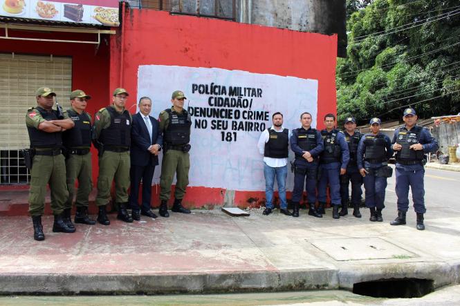 Órgãos de segurança pública estaduais e municipais iniciaram, nesta segunda-feira (11), a Operação Tolerância Zero. O objetivo é remover pichações feitas por facções criminosas nos muros de bairros localizados na área da Grande Belém.

FOTO: ASCOM PM-PA
DATA: 11.02.2019
BELÉM - PARÁ <div class='credito_fotos'>Foto: Ascom PMPA   |   <a href='/midias/2019/originais/4784c385-fbaf-4488-b67a-ae43172909a2.jpg' download><i class='fa-solid fa-download'></i> Download</a></div>