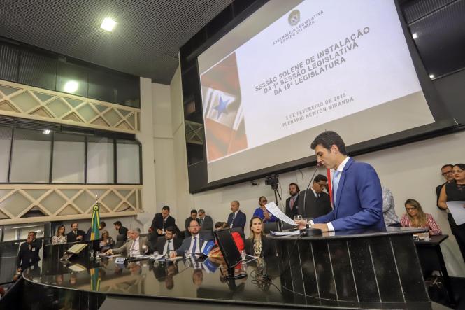 Na manhã desta terça-feira, (5), o governador do Estado do Pará, Helder Barbalho, esteve na Assembleia Legislativa do Estado (Alepa),  no plenário Newton Miranda, participando da instalação da 1ª sessão legislativa da 19ª legislatura. O chefe do Poder Executivo Estadual - em seu discurso - listou os desafios em comandar o Pará pelos próximos quatro anos e pediu apoio da Alepa.

FOTO: MARCO SANTOS / AG. PARÁ
DATA: 05.02.2019
BELÉM - PARÁ
 <div class='credito_fotos'>Foto: Marco Santos / Ag. Pará   |   <a href='/midias/2019/originais/47898ab7-ed77-446e-91e2-10355f24a545.jpg' download><i class='fa-solid fa-download'></i> Download</a></div>