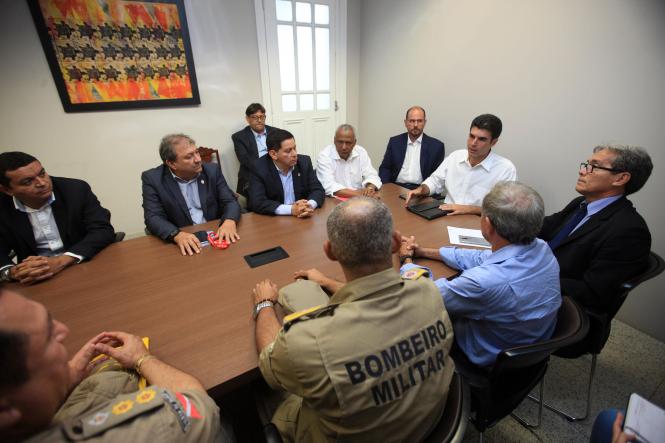 Na tarde da última sexta, o governador Helder Barbalho reuniu com a Federação Paraense de Futebol e os representantes dos órgãos de segurança pública no gabinete do governo e garantiu a reabertura do estádio, que logo voltará a sediar campeonatos de todas as modalidades. 

FOTO: THIAGO GOMES/AGÊNCIA PARÁ
DATA: 19.01.2019
BELÉM - PARÁ



 <div class='credito_fotos'>Foto: Thiago Araújo/Ag. Pará   |   <a href='/midias/2019/originais/47902470-f402-4859-af07-fc2d8c729dc2.jpg' download><i class='fa-solid fa-download'></i> Download</a></div>