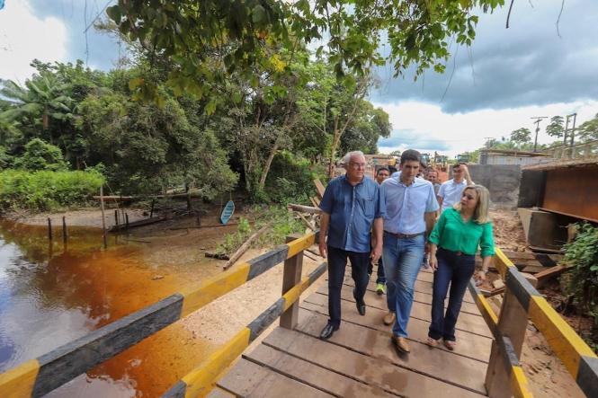Após entregar a nova agência do Banco do Estado do Pará (Banpará) na manhã deste sábado (9), em Mocajuba, nordeste paraense, o governador Helder Barbalho e sua equipe de Governo vistoriaram as obras da ponte sobre o Igarapé Uxipocu e visitaram as instalações da Escola Estadual Isaura Bahia. O chefe do Executivo estadual esteve acompanhado do vice-governador, Lúcio Vale; da prefeitura do município, Fátima Braga; e da secretária de Estado de Educação (Seduc), Leila Freire

FOTO: MARCO SANTOS / AGÊNCIA PARÁ
DATA:09.02.2019
MOCAJUBA - PARÁ <div class='credito_fotos'>Foto: Marco Santos / Ag. Pará   |   <a href='/midias/2019/originais/47a278cd-3ee6-449b-b4c5-0ebd79bcf81f.jpg' download><i class='fa-solid fa-download'></i> Download</a></div>