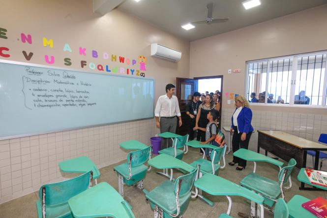 O Governo do Estado, por meio da Secretaria de Estado de Educação (Seduc), entregou mais uma escola totalmente reformada e ampliada para melhor comodidade de professores e alunos. Com mais de 1 mil alunos matriculados nos três turnos, a Escola Estadual de Ensino Fundamental e Médio Jarbas Passarinho, em Belém, iniciou o ano letivo com a entrega da obra de reforma e ampliação de todo o complexo da instituição. A reinauguração do espaço aconteceu na manhã de hoje, 21, com a presença do governador Helder Barbalho, do vice-governador Lúcio Vale, da secretária de educação, professora Leila Freire e de diversas autoridades.

FOTO: WAGNER SANTANA AGÊNCIA / PARÁ
DATA: 21.02.2019
BELÉM - PA <div class='credito_fotos'>Foto: Wagner Santana / Ag. Pará   |   <a href='/midias/2019/originais/47ad7150-854d-4825-9cac-bd19b4ba8bcf.jpg' download><i class='fa-solid fa-download'></i> Download</a></div>