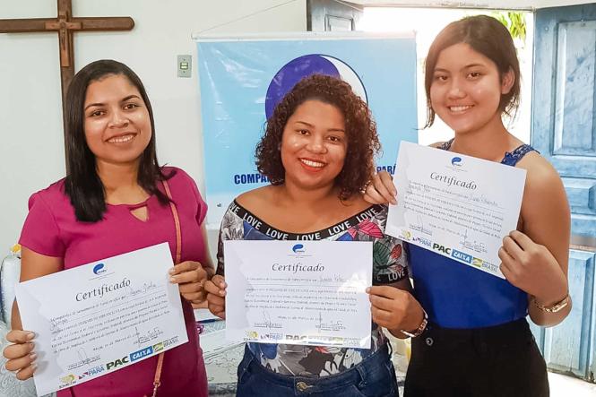 Cuidar da beleza é prioridade para muitas mulheres e, na maioria das vezes, tem um detalhe do rosto que não passa despercebido por elas: as sobrancelhas! Com o poder de mudar o olhar feminino, não foi à toa que, entre as opções oferecidas pela Cosanpa, o curso escolhido por moradores da Comunidade São Lucas, em Moju, foi justamente o de “designer de sobrancelhas”.

FOTO: ASACOM / COSANPA
DATA: 01.03.2019
MOJU - PA <div class='credito_fotos'>Foto: ASCOM / COSANPA   |   <a href='/midias/2019/originais/47bc750f-3276-4539-95a5-bff952a9a862.jpg' download><i class='fa-solid fa-download'></i> Download</a></div>
