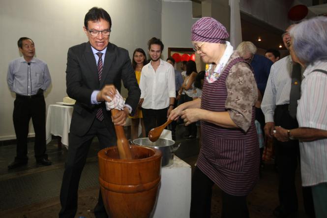 A comunidade nipo-brasileira do Pará comemorou a entrada de 2019 no auditório da Associação Pan-Amazônia Nipo-Brasileira, no domingo (6), em Belém. O evento deu início às homenagens aos 90 anos da imigração japonesa na Amazônia e contou com a presença do Governo do Estado. O chefe de gabinete, Luiziel Guedes (foto), esteve representando o governador Helder Barbalho.

FOTO: CARLOS SODRÉ / AG. PARÁ
DATA: 06.01.2019
BELÉM - PARÁ <div class='credito_fotos'>Foto: CARLOS SODRÉ / AG. PARÁ    |   <a href='/midias/2019/originais/47bebb5c-763b-43bf-b9c3-25dea03b4f3b.jpg' download><i class='fa-solid fa-download'></i> Download</a></div>