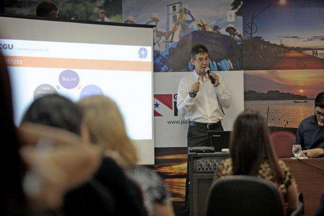 Em alusão ao Dia Nacional do Ouvidor, comemorado no último sábado (16), a Ouvidoria Geral do Estado (OGE), realizou no auditório da Casa Civil nesta segunda-feira (18), a palestra “Lei 13.460/2017 e a atuação do ouvidor na proteção e defesa dos usuários dos serviços públicos”, ministrada pelo representante da Controladoria/Ouvidoria Geral da União, Marcelo de Pádua.

FOTO: RICARDO AMANAJÁS / AGÊNCIA PARÁ
DATA: 18.03.2019
BELÉM - PA <div class='credito_fotos'>Foto: Ricardo Amanajás / Ag. Pará   |   <a href='/midias/2019/originais/47e7069f-088f-4c75-adb9-7a344dd7f302.jpg' download><i class='fa-solid fa-download'></i> Download</a></div>