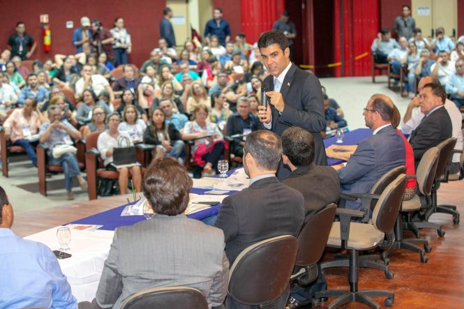Durante dois dias, a cidade de Marabá, no Sudeste do Estado, esteve, mais uma vez, em destaque. A cidade sediou o I Encontro Regional de Educação e entregou a população 100 policiais militares, que a partir de hoje reforçarão a segurança do Estado. Nesta sexta-feira (03), no Centro de Convenções, ocorreu o encerramento do encontro e a solenidade de formatura dos novos soldados, que contou com a participação do governador do Estado, Helder Barbalho.

FOTO: MARCO SANTOS / AGÊNCIA PARÁ
DATA: 03.05.2019
BELÉM - PARÁ



 <div class='credito_fotos'>Foto: Marco Santos / Ag. Pará   |   <a href='/midias/2019/originais/47f5806c-ef61-4755-80ad-01ef992edfb0.jpg' download><i class='fa-solid fa-download'></i> Download</a></div>