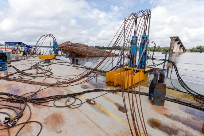 Duas equipes de mergulhadores iniciaram o trabalho de amarração dos destroços da ponte Rio Moju nesta terça-feira (30). Eles farão a amarração de 24 cabos de aço aos escombros da balsa e da estrutura que desabou para que, assim, seja feita a movimentação do tabuleiro, que mede de 80 metros e pesa 850 toneladas. Toda a ação é acompanhada pela Secretaria de Estado de Transportes (Setran).

FOTO: FERNANDO ARAÚJO / AGÊNCIA PARÁ
DATA: 30.04.2019
BELÉM - PARÁ <div class='credito_fotos'>Foto: Fernando Araújo/Ag. Pará   |   <a href='/midias/2019/originais/47f7763d-5960-4fce-a675-ba5c8e7950a1.jpg' download><i class='fa-solid fa-download'></i> Download</a></div>