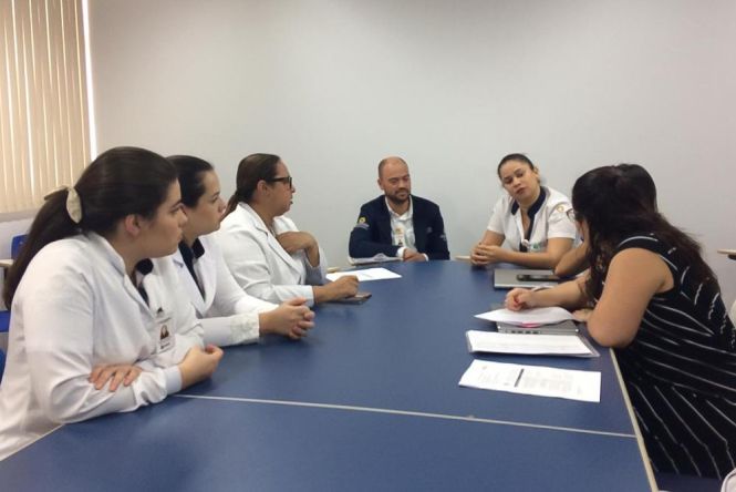 Um dos 119 integrantes do projeto "Melhorando a Segurança do Paciente em Larga Escala no Brasil", promovido pelo Ministério da Saúde, o Hospital Regional do Sudeste do Pará - Dr. Geraldo Veloso (HRSP), em Marabá (PA), recebe nesta semana a visita de enfermeiras do Hospital Moinhos de Vento, do Rio Grande do Sul (RS). 

FOTO: ASCOM / HRSP
DATA: 16.05.2019
MARABÁ - PARÁ <div class='credito_fotos'>Foto: ASCOM HRSP   |   <a href='/midias/2019/originais/480ff509-e39f-463b-be63-e1d1b8c13a64.jpg' download><i class='fa-solid fa-download'></i> Download</a></div>