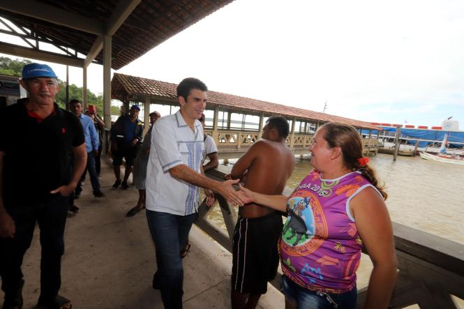 O governador Helder Barbalho visitou, neste domingo (20), o arquipélago do Marajó. Ele desembarcou em Salvaterra, por volta das 9h, e foi direto para o Porto do Camará, principal porta de entrada e saída dessa região, onde inspecionou a estrutura do local ao lado do diretor técnico da Secretaria de Estado de Transportes (Setran), João Renato Aguiar, e do prefeito de Salvaterra, Valentim Oliveira. 

FOTO: MARCO SANTOS/AGÊNCIA PARÁ.
DATA: 20.01.2019
SALVATERRA - PARÁ
 <div class='credito_fotos'>Foto: Marco Santos / Ag. Pará   |   <a href='/midias/2019/originais/482bf9d5-f230-4dd4-bd61-312bc4c345f8.jpg' download><i class='fa-solid fa-download'></i> Download</a></div>