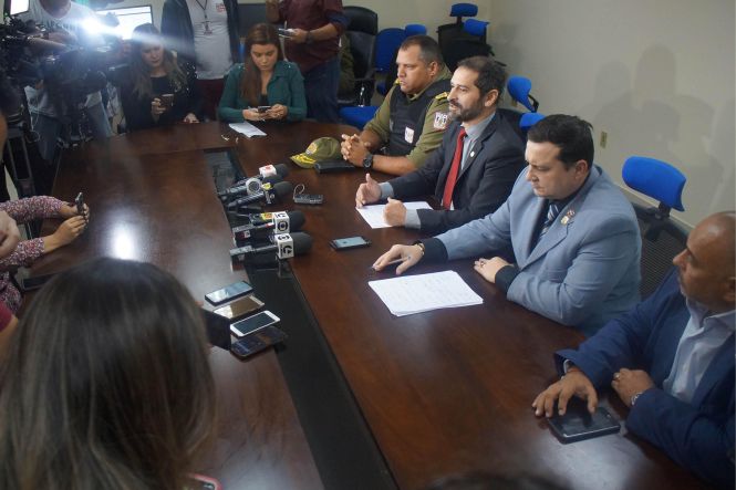 O Sistema de Segurança Pública do Pará divulgou na tarde desta sexta-feira (24), em entrevista coletiva em Belém, que as investigações realizadas pela Polícia Civil já desvendaram as 11 mortes ocorridas no bairro do Guamá, no último domingo (19). Oito pessoas estão envolvidas no crime, entre elas quatro policiais militares. Um dos militares foi preso hoje durante a Operação Kratos (na mitologia grega, um semideus que personifica a força e o poder), deflagrada pela Polícia Civil em parceria com a Polícia Militar, para cumprir mandados de prisão decretados pela Justiça. No final da tarde, outro policial militar acusado de envolvimento no crime se entregou na sede da Delegacia-Geral, em Belém.

FOTO: ASCOM / POLÍCIA CIVIL
DATA: 24.05.2019
BELÉM - PARÁ <div class='credito_fotos'>Foto: Ascom / Policia Civil   |   <a href='/midias/2019/originais/484e1ea1-19f5-4d13-aef7-3fcd3ec38791.jpg' download><i class='fa-solid fa-download'></i> Download</a></div>