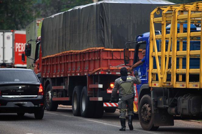 Excepcionalmente, será permitida a circulação de veículos, durante os horários de restrição, a caminhões que estejam previamente cadastrados mediante Autorização Especial de Trânsito para Caminhões (AETC), a ser requerida junto ao Departamento de Trânsito do Estado do Pará (Detran/PA).

FOTO: MAYCON NUNES / AGÊNCIA PARÁ
DATA: 01.02.2019
BELÉM - PARÁ <div class='credito_fotos'>Foto: Maycon Nunes / Ag. Pará   |   <a href='/midias/2019/originais/48a6f76c-3846-458a-a3c8-78949fb8ebb0.jpg' download><i class='fa-solid fa-download'></i> Download</a></div>