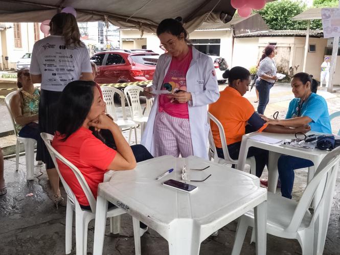 A Fundação Santa Casa que tem o Centro de referência em Terapia Renal Substitutiva Pediátrica, realizou uma programação especial nesta quinta-feira,14, com a participação de médicos, terapeutas ocupacionais, nutricionistas, psicólogos, assistentes sociais e a equipe de humanização do hospital. Data em que se celebra o Dia Mundial do Rim. A ação teve como temática: “Saúde dos rins para todos”, uma forma de alertar sobre a prevenção e os cuidados no trato com a saúde dos rins. Segundo estudos uma em cada dez pessoas no mundo tem doença renal. Anualmente milhões de pessoas morrem devido a complicações relacionadas à Doença Renal Crônica (DRC).

FOTO: ASCOM / SANTA CASA
DATA: 14.03.2019
BELÉM - PA <div class='credito_fotos'>Foto: ASCOM / SANTA CASA   |   <a href='/midias/2019/originais/48ac6f99-2d8e-49f8-b40e-df0b27ab21a4.jpg' download><i class='fa-solid fa-download'></i> Download</a></div>