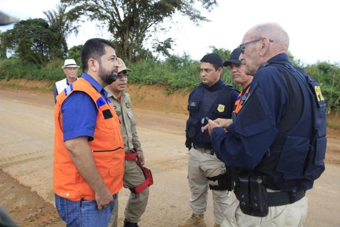 Por conta das fortes chuvas, um trecho da BR-163 entre o distrito de Morais de Almeida – pertencente ao município de Itaituba – e a cidade de Novo Progresso teve que ser parcialmente bloqueado pelo Departamento Nacional de Infraestrutura e Trânsito (Dnit), o que causou um congestionamento de cerca de 80 km na rodovia. 

FOTO: DIVULGAÇÃO
DATA: 06.03.2019
BELÉM - PARÁ <div class='credito_fotos'>Foto: Divulgação   |   <a href='/midias/2019/originais/48e2bbea-c3df-4449-bb94-7ea50c07869e.jpg' download><i class='fa-solid fa-download'></i> Download</a></div>