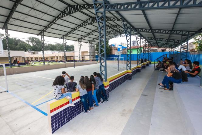 O Governo do Estado, por meio da Secretaria de Estado de Educação (Seduc), entregou mais uma escola totalmente reformada e ampliada para melhor comodidade de professores e alunos. Com mais de 1 mil alunos matriculados nos três turnos, a Escola Estadual de Ensino Fundamental e Médio Jarbas Passarinho, em Belém, iniciou o ano letivo com a entrega da obra de reforma e ampliação de todo o complexo da instituição. A reinauguração do espaço aconteceu na manhã de hoje, 21, com a presença do governador Helder Barbalho, do vice-governador Lúcio Vale, da secretária de educação, professora Leila Freire e de diversas autoridades.

FOTO: WAGNER SANTANA AGÊNCIA / PARÁ
DATA: 21.02.2019
BELÉM - PA <div class='credito_fotos'>Foto: Wagner Santana / Ag. Pará   |   <a href='/midias/2019/originais/48e7b7ba-c942-4634-bf5c-8a3dd7be914a.jpg' download><i class='fa-solid fa-download'></i> Download</a></div>