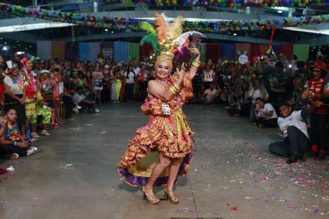 Cores, animação e muita alegria não faltaram na 19° edição do Baile Carnavalesco da Terceira Idade, realizado na quinta-feira (28), no Hangar - Centro de Convenções da Amazônia, em Belém. O evento, que é promovido pela Secretaria de Estado de Esporte e Lazer (Seel), por meio do programa Vida Ativa na Terceira Idade, reuniu cerca de quatro mil idosos de associações e entidades que atuam em ações voltadas para esse público. Uma das grandes atrações foi o concurso que escolheu a “Rainha das Rainhas” da melhor idade, o título deste ano ficou com a candidata Ângela Maria, de 64 anos.

FOTO: RICARDO AMANAJÁS / AGÊNCIA PARÁ
DATA: 28.02.2019
BELÉM - PARÁ <div class='credito_fotos'>Foto: Ricardo Amanajás / Ag. Pará   |   <a href='/midias/2019/originais/48efee57-5cd9-4027-be66-34aa50a7ba6a.jpg' download><i class='fa-solid fa-download'></i> Download</a></div>