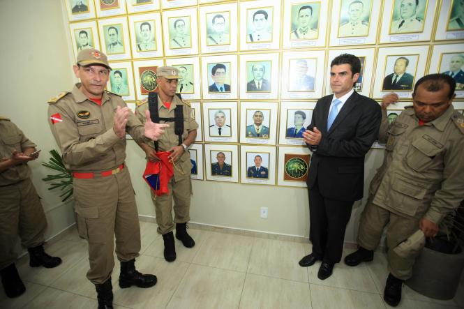 O governador Helder Barbalho empossou, na tarde desta sexta-feira (11), em Belém, o novo comandante-geral do Corpo de Bombeiros do Pará, Coronel QOBM Hayman Apolo Gomes de Souza, que também assumiu a coordenação da Defesa Civil Estadual. Até então, o Coronel Hayman – que tem 49 anos de idade e 26 anos de serviços prestados ao Corpo de Bombeiros – exercia a função de diretor de serviços técnicos da corporação.  

FOTO: THIAGO GOMES/ AG. PARÁ
DATA: 12.01.2019
BELÉM - PARÁ <div class='credito_fotos'>Foto: Thiago Gomes /Ag. Pará   |   <a href='/midias/2019/originais/48fc4bf8-b213-4767-84e7-0525458bceac.jpg' download><i class='fa-solid fa-download'></i> Download</a></div>
