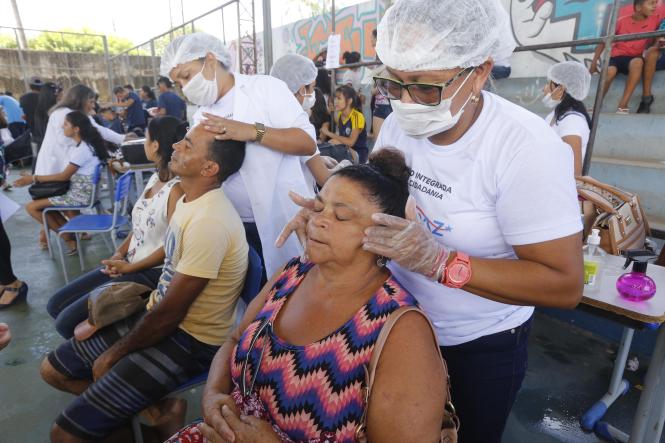 A Escola Estadual de Ensino Fundamental e Médio Madre Imaculada, em Santarém, transformou-se em um grande centro de serviços direcionados à população nesta quinta-feira (21). É que hoje foi dia da Ação Cidadania do Programa ParáPaz, que faz parte da programação do Governo Por Todo o Pará. 

FOTO: MARCO SANTOS / AGÊNCIA PARÁ
DATA: 21.03.2019
SANTARÉM - PA <div class='credito_fotos'>Foto: Marco Santos / Ag. Pará   |   <a href='/midias/2019/originais/490ac23d-cb47-40a9-b447-3662b6ac9392.jpg' download><i class='fa-solid fa-download'></i> Download</a></div>