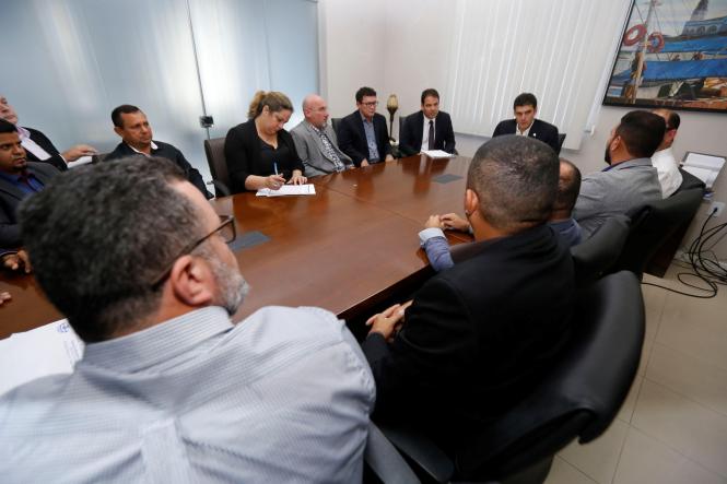 “A questão da água em Viseu tem que estar entre as prioridades da Cosanpa”. Foi com essas palavras que o governador do estado do Pará, Helder Barbalho, iniciou o debate sobre o abastecimento de água no município do nordeste paraense, na reunião realizada hoje à tarde (14), no Palácio dos Despachos.

FOTO: MARCELO SEABRA / AGÊNCIA PARÁ
DATA: 14.03.2019
BELÉM - PARÁ <div class='credito_fotos'>Foto: Marcelo Seabra / Ag. Pará   |   <a href='/midias/2019/originais/4917b245-abe5-444c-adda-6750ad1b8229.jpg' download><i class='fa-solid fa-download'></i> Download</a></div>