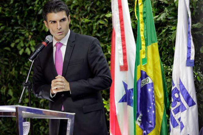 O governador Helder Barbalho (foto) esteve na noite da quinta-feira, 03, na cerimônia de posse da nova diretoria do Serviço de Apoio às Micro e Pequenas Empresas (Sebrae-PA). Durante o evento, que aconteceu na sede da Federação do Comércio do Estado do Pará (Fecomércio), foram empossados o presidente do Conselho Deliberativo Estadual (CDE) e os três diretores executivos do Sebrae. Também tomaram posse membros do CDE e do Conselho Fiscal da instituição. O diretor-superintendente Rubens Magno; o diretor técnico, Fabrizio Guaglianone e a diretora administrativa e financeira, Cássia Rodrigues foram eleitos pelos membros do CDE no dia 11 de dezembro de 2018, e integrarão a Diretoria Executiva do Sebrae no Pará no quadriênio 2019/2022. Antes da eleição da diretoria, Sebastião Campos foi escolhido presidente do CDE e Valmir Batista foi reeleito à presidência do Conselho Fiscal da instituição.

FOTO: MARCO SANTOS
DATA: 04.01.2019
BELÉM - PARÁ <div class='credito_fotos'>Foto: MARCO SANTOS   |   <a href='/midias/2019/originais/493ef6d5-5306-42cc-ad45-e209d1f76cb7.jpg' download><i class='fa-solid fa-download'></i> Download</a></div>