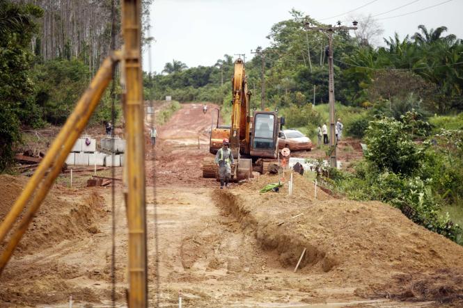 O governo do Estado segue executando ações emergenciais para solucionar os problemas enfrentados pela população após a queda da ponte Rio Moju. As buscas por possíveis vítimas foram realizadas do amanhecer até o início da noite, mas ainda não foram encontrados vestígios de pessoas ou veículos que teriam caído no leito do rio. Confira abaixo outras iniciativas tomadas por órgãos estaduais para minimizar os impactos do acidente. As informações foram consolidadas às 17h30 desta quarta-feira (10).

FOTO: MAYCON NUNES
DATA: 10.04.2019
MOJU - PA <div class='credito_fotos'>Foto: Maycon Nunes / Ag. Pará   |   <a href='/midias/2019/originais/494560a2-2b2d-46b9-869a-f7c9bf715dfc.jpg' download><i class='fa-solid fa-download'></i> Download</a></div>