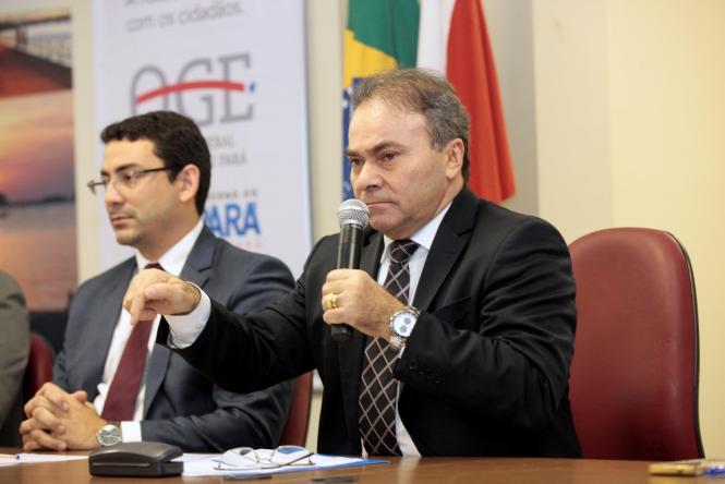 Em alusão ao Dia Nacional do Ouvidor, comemorado no último sábado (16), a Ouvidoria Geral do Estado (OGE), realizou no auditório da Casa Civil nesta segunda-feira (18), a palestra “Lei 13.460/2017 e a atuação do ouvidor na proteção e defesa dos usuários dos serviços públicos”, ministrada pelo representante da Controladoria/Ouvidoria Geral da União, Marcelo de Pádua.
Na foto Luiz Cunha - TCE

FOTO: RICARDO AMANAJÁS / AGÊNCIA PARÁ
DATA: 18.03.2019
BELÉM - PA <div class='credito_fotos'>Foto: Ricardo Amanajás / Ag. Pará   |   <a href='/midias/2019/originais/494cdb48-e3f3-4616-85ce-e47d379bb8c8.jpg' download><i class='fa-solid fa-download'></i> Download</a></div>