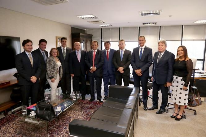 A agenda do Governador do Pará desta quarta-feira (13) será toda na capital federal, Brasília. Durante a manhã, Helder Barbalho se reúne com o ministro Aroldo Cedraz, do Tribunal de Contas da União (TCU). A pauta é a Lei Kandir. Helder lidera a comitiva, composta por outros governadores, que tenta sensibilizar o relator da ação, que corre no Supremo Tribunal Federal, sobre a urgência da compensação aos prejuízos acumulados pela desoneração do ICMS (Imposto sobre Circulação de Mercadorias e Serviços) nas exportações. Essa demanda faz com que o Pará tenha a receber, em números atualizados até dezembro de 2018, um acumulado de R$ 39 bilhões.

FOTO:
DATA: 13.03.2019
BRASÍLIA - DF <div class='credito_fotos'>Foto: Jailson Sam / Divulgação   |   <a href='/midias/2019/originais/4990e97a-0f8f-4c82-8ae0-91e2bc2f7742.jpg' download><i class='fa-solid fa-download'></i> Download</a></div>