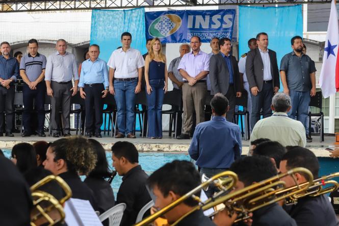 Fazendo parte da agenda do Programa Governo Por Todo o Pará em Santarém, o governador Helder Barbalho participou, nesta sexta-feira (22), da inauguração do PrevBarco, unidade móvel e flutuante do Instituto Nacional do Seguro Social (INSS), que vai levar atendimento previdenciário às comunidades da região fluvial do oeste do Pará. Helder fez questão de estar no evento e conferir as instalações do barco que irá levar atendimento à população ribeirinha do Estado.

FOTO> MARCO SANTOS / AGÊNCIA PARÁ
DATA: 22.03.2019
SANTARÉM - PA <div class='credito_fotos'>Foto: Marco Santos / Ag. Pará   |   <a href='/midias/2019/originais/49987767-87df-41a8-891c-f00700dcc4d9.jpg' download><i class='fa-solid fa-download'></i> Download</a></div>