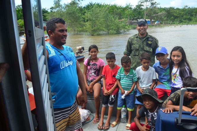 Alimentos não perecíveis, roupas, calçados, brinquedos e livros foram entregues (foto) a moradores ribeirinhos pela Secretaria de Estado de Segurança Pública e Defesa Social (Segup), por meio do Grupamento Fluvial (Gflu), e apoio do movimento de voluntários denominado Grupo de Coração. A entrega aconteceu na manhã desta sexta-feira, 4, partindo da sede do Grupamento até a ilha Urubuoca, localizada na frente do Distrito de Icoaraci. Cerca de 25 famílias se beneficiaram com a ação. Todas elas possuem crianças ou jovens inseridos no projeto social Ribeirinho da Paz, promovido há oito anos pelo Gflu em parceria com a Companhia Fluvial. 

FOTO: ELIELSON MODESTO / ASCOM SEGUP
DATA: 04.01.2019
ICOARACI - PARÁ <div class='credito_fotos'>Foto: Elielson Modesto / Ascom Segup   |   <a href='/midias/2019/originais/49f38a86-6fe6-426b-8b27-315d496e0cba.jpg' download><i class='fa-solid fa-download'></i> Download</a></div>