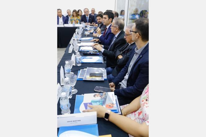 O Governo do Pará vai revisar as concessões de incentivos fiscais a empresas que já operam no Estado, para saber de que maneira esses benefícios estão impactando diretamente na geração de emprego e renda para a população paraense. Além disso, o Executivo deve enviar à Assembleia Legislativa, nos próximos dias, Projeto de Lei que moderniza as leis tributárias. As ações, anunciadas pelo governador Helder Barbalho na manhã desta segunda-feira (18), durante reunião com os representantes dos órgãos que compõem o sistema "S", na sede do Serviço Brasileiro de Apoio às Micro e Pequenas Empresas (Sebrae), representam as medidas que o Pará está adotando para favorecer o ambiente de negócios no Estado.  

 FOTO: MARCELO SEABRA / AGÊNCIA PARÁ
DATA: 18.03.2019
BELÉM - PA <div class='credito_fotos'>Foto: Marcelo Seabra / Ag. Pará   |   <a href='/midias/2019/originais/4a05179d-4480-4258-bacc-02bc368c760b.jpg' download><i class='fa-solid fa-download'></i> Download</a></div>