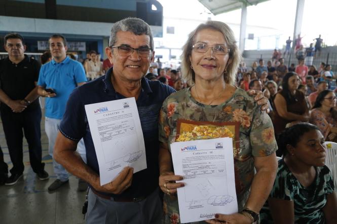 O município de Capanema, no nordeste paraense, deu um importante passo neste sábado (09) rumo à concretização da regularização fundiária urbana. O governador Helder Barbalho esteve na sede municipal para assinar o Decreto 2.056/18, que oficializa a entrega do título da área patrimonial do município à Prefeitura. Com isso, o Executivo municipal pode começar o processo de cadastramento dos imóveis, para posterior entrega dos títulos de posse aos proprietários. A expectativa da Prefeitura de Capanema é que o decreto permita a regularização de mais de 23 mil imóveis da área urbana e dos distritos de Tauari e Mirasselvas, o que representa uma abrangência de 80% da área do município.

NA FOTO: FRANCISCO DA SILVA E MARIA DE FÁTIMA

FOTO: MARCELO SEABRA / AGÊNCIA PARÁ
DATA: 09.03.2019
CAPANEMA - PARÁ

 <div class='credito_fotos'>Foto: Marcelo Seabra / Ag. Pará   |   <a href='/midias/2019/originais/4a0bc78f-d561-486e-a234-23c87f67b512.jpg' download><i class='fa-solid fa-download'></i> Download</a></div>