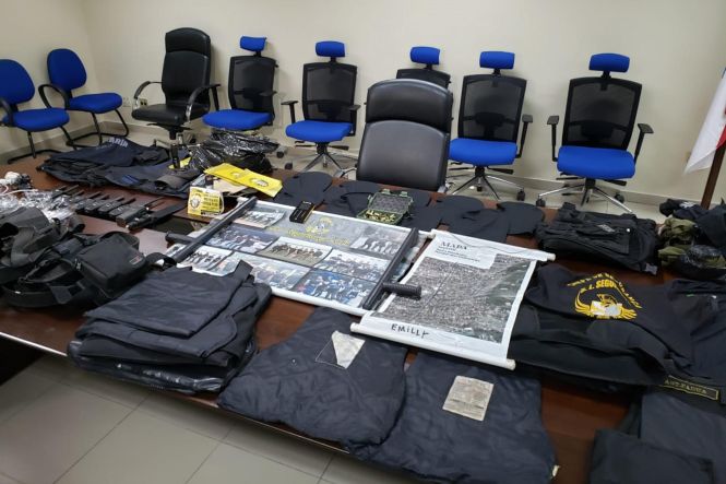 A Polícia Civil do Pará deflagrou, na manhã desta segunda-feira (13), a Operação Ronda Noturna, que resultou no cumprimento de quatro mandados de prisão temporária, três deles contra policiais militares da ativa, por acusação de envolvimento em homicídios e tentativas de homicídio, com características de execução, na Região Metropolitana de Belém. 

FOTO: ASCOM POLICIA CIVIL
DATA: 14.05.2019
BELÉM - PARÁ <div class='credito_fotos'>Foto: Ascom / Policia Civil   |   <a href='/midias/2019/originais/4a436367-ba7b-4591-a5de-c9e07c3992e2.jpg' download><i class='fa-solid fa-download'></i> Download</a></div>