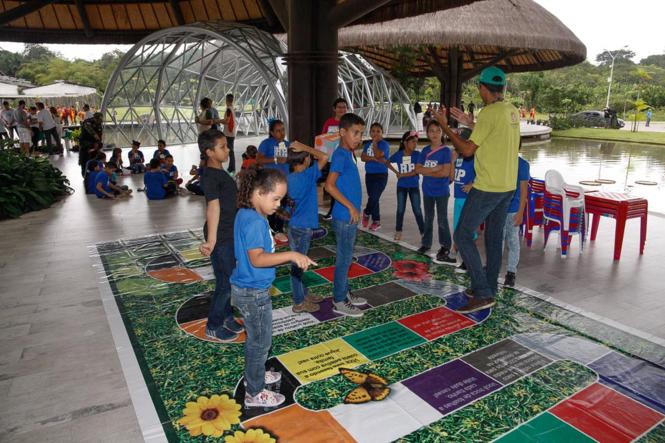 O Parque do Utinga recebeu na manhã desta segunda (25), a abertura da Semana da Festa Anual das Árvores, promovida pelo Instituto de Desenvolvimento Florestal e da Biodiversidade do Estado do Pará (Ideflor-Bio), com a presença de mais de 500 pessoas, entre parceiros e visitantes. Palestras, plantação de mudas e trilhas, sempre voltadas à educação e conscientização ambiental, fizeram parte da programação.  

FOTO: WAGNER SANTANA / AGÊNCIA PARÁ
DATA: 25.03.2019
BELÉM - PA <div class='credito_fotos'>Foto: Wagner Santana / Ag. Pará   |   <a href='/midias/2019/originais/4a7b5731-b906-41be-82ba-44795c778942.jpg' download><i class='fa-solid fa-download'></i> Download</a></div>