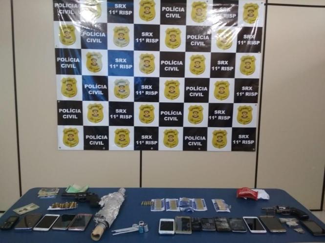 Nesta quarta-feira (27), a Operação Dionísio, realizada pela Polícia Civil do Pará, resultou na prisão de 10 pessoas no interior do Estado, nos municípios de Altamira (oeste paraense), com cinco presos; Redenção (no sudeste), três presos; Óbidos (no oeste), um preso, e Santo Antônio do Tauá (no nordeste), também com um preso. Eles respondem pelos crimes de tráfico de drogas, associação para o tráfico, porte ilegal de armas de fogo, homicídio e estupro.

FOTO: ASCOM / POLICIA CIVIL
DATA: 28.02.2019
BELÉM - PARÁ <div class='credito_fotos'>Foto: Divulgação / Policia Civil - Pará   |   <a href='/midias/2019/originais/4a8c7532-c59d-4f1a-9a12-05eec48661f6.jpg' download><i class='fa-solid fa-download'></i> Download</a></div>