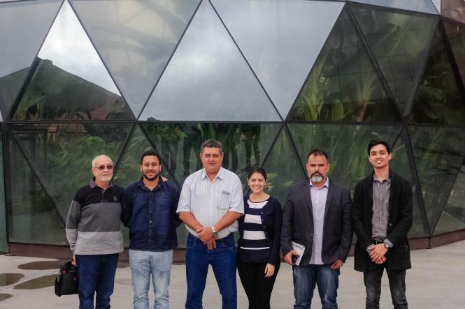 Visitas a grandes fábricas de chocolate da Região Metropolitana de São Paulo integraram a programação, realizada nesta quinta-feira (11), pela comitiva paraense que está em São Paulo (SP) para participar do “Chocolat São Paulo 2019”, um festival internacional de chocolate e cacau que ocorre de sexta-feira (12) a domingo (14), com uma expectativa de público estimada em 50 mil pessoas durante o evento. A agenda dos produtores de cacau e empreendedores que atuam no beneficiamento do fruto foi montada pela organização da comissão do Pará, com a intenção de trazer cada vez mais conhecimento sobre a cadeia produtiva cacaueira e técnicas de manuseio.

FOTO; DIVULGAÇÃO
DATA: 11.04.2019
BELÉM - PA <div class='credito_fotos'>Foto: Divulgação   |   <a href='/midias/2019/originais/4a97299c-b257-4dae-8012-ea7a39340a5a.jpg' download><i class='fa-solid fa-download'></i> Download</a></div>