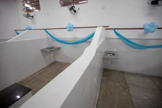 Na manhã desta terça-feira (30), o governador do Estado do Pará, Helder Barbalho, esteve no município de Ponta de Pedras, no Marajó, para participar da programação de aniversário dos 141 anos do município. Durante a visita, foi inaugurada a revitalização e ampliação do Mercado Municipal, foi assinado o convênio para a reforma e ampliação do hospital Municipal que tem o valor total de R$1.247.628,28 e o chefe do poder e executivo e outras autoridades receberam o título de cidadão Ponta Pedrense pelos serviços prestados ao município.

FOTO: MARCO SANTOS / AGÊNCIA PARÁ
DATA: 30.04.2019
PONTA DE PEDRAS - PARÁ <div class='credito_fotos'>Foto: Marco Santos / Ag. Pará   |   <a href='/midias/2019/originais/4a97641e-25ed-42e3-8594-cf04b8e0f58c.jpg' download><i class='fa-solid fa-download'></i> Download</a></div>