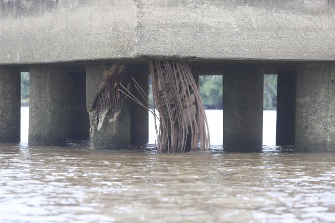 Acompanhado por secretários de Estado, deputados e técnicos da Secretaria de Estado de Trasportes (Detran), do Conselho Regional de Engenharia (Crea-PA) e do Corpo de Bombeiros, o governador Helder Barbalho vistoriou, na manhã deste sábado (26), a ponte Rio Moju, localizada no quilômetro 48 da Alça Viária. A estrutura, que é a segunda no sentido de quem vai de Moju para Belém, apresenta problemas de corrosão e de desgaste em pilares e estacas, além de uma dilatação um pouco maior do que o habitual entre dois blocos de concreto que compõem as pistas de rolamento. A situação tem preocupado moradores da área e usuários da ponte.

FOTO: MARCO SANTOS / AGÊNCIA PARÁ
BELÉM - PARÁ
DATA; 26.01.2019 <div class='credito_fotos'>Foto: Marco Santos / Ag. Pará   |   <a href='/midias/2019/originais/4a9efcdf-eb42-4b02-811c-4af1cd74a33b.jpg' download><i class='fa-solid fa-download'></i> Download</a></div>