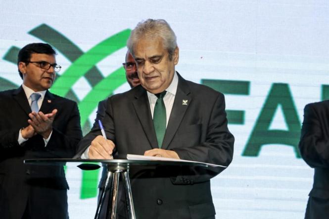 Com a meta de destravar o setor produtivo e aumentar a competitividade do Pará diante de outros mercados, o Governo do Estado firmou cooperação técnica com a Federação da Agricultura e Pecuária do Pará (Faepa). O termo, que envolve secretarias e autarquias da administração direta e indireta, foi assinado na noite desta sexta-feira (12), pelo vice-governador do Pará, Lúcio Vale, durante a cerimônia de posse da nova diretoria da entidade, em Belém.

FOTO: RICARDO AMANAJÁS / AGÊNCIA PARÁ
DATA: 13.04.2019
BELÉM - PARÁ <div class='credito_fotos'>Foto: Ricardo Amanajás / Ag. Pará   |   <a href='/midias/2019/originais/4aac5a18-371d-4d41-b608-8b53f49716bc.jpg' download><i class='fa-solid fa-download'></i> Download</a></div>