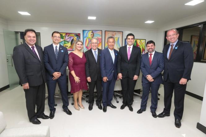 O governador Helder Barbalho (foto) esteve na noite da quinta-feira, 03, na cerimônia de posse da nova diretoria do Serviço de Apoio às Micro e Pequenas Empresas (Sebrae-PA). Durante o evento, que aconteceu na sede da Federação do Comércio do Estado do Pará (Fecomércio), foram empossados o presidente do Conselho Deliberativo Estadual (CDE) e os três diretores executivos do Sebrae. Também tomaram posse membros do CDE e do Conselho Fiscal da instituição. O diretor-superintendente Rubens Magno; o diretor técnico, Fabrizio Guaglianone e a diretora administrativa e financeira, Cássia Rodrigues foram eleitos pelos membros do CDE no dia 11 de dezembro de 2018, e integrarão a Diretoria Executiva do Sebrae no Pará no quadriênio 2019/2022. Antes da eleição da diretoria, Sebastião Campos foi escolhido presidente do CDE e Valmir Batista foi reeleito à presidência do Conselho Fiscal da instituição.

FOTO: MARCO SANTOS
DATA: 04.01.2019
BELÉM - PARÁ <div class='credito_fotos'>Foto: MARCO SANTOS   |   <a href='/midias/2019/originais/4ac778ba-0b3a-49a5-977d-eae7b617c7c3.jpg' download><i class='fa-solid fa-download'></i> Download</a></div>