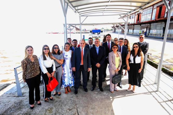 O Terminal Hidroviário de Belém recebeu, na manhã desta segunda-feira (18), uma visita do Grupo de Trabalho de Navegação do Ministério Público do Estado (MPE). Guiada pela Companhia de Portos e Hidrovias (CPH), o encontro teve como objetivo conhecer o funcionamento e as instalações do terminal, na busca por melhorias do serviço no Estado.

FOTO: MAYCON NUNES / AGÊNCIA PARÁ
DATA: 18.03.2019
BELÉM - PA <div class='credito_fotos'>Foto: Maycon Nunes / Ag. Pará   |   <a href='/midias/2019/originais/4adf5408-0753-4b3f-b32a-a05f98dcfd49.jpg' download><i class='fa-solid fa-download'></i> Download</a></div>
