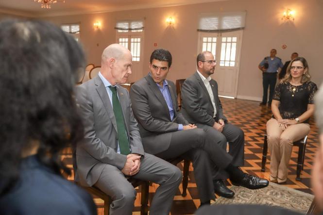 O governador Helder Barbalho recebeu, no início da tarde desta terça-feira (16), no Palácio do Governo, em Belém, junto com o vice-governador, Lúcio Vale, o embaixador da Irlanda, Sean Hoy, que participa, na capital paraense, do Fórum das Assessorias de Relações Internacionais das Universidades Brasileiras (Faubai), evento que começou no último dia 13 e prossegue até esta quarta-feira (17). Os secretários de Estado de Ciência e Tecnologia, Carlos Maneschy, e de Desenvolvimento Econômico, Iran Lima, também acompanharam o encontro, em que foram tratadas possíveis parcerias entre o Pará e a Irlanda, em diferentes áreas, com enfoque especial para a educação.

FOTO: MARCO SANTOS / AGÊNCIA PARÁ
DATA: 16.04.2019
BELÉM - PARÁ <div class='credito_fotos'>Foto: Marco Santos / Ag. Pará   |   <a href='/midias/2019/originais/4ae5eb87-a9b2-44f7-99d4-bfb860dfa320.jpg' download><i class='fa-solid fa-download'></i> Download</a></div>