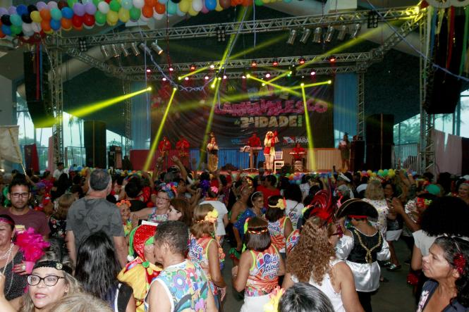 Cores, animação e muita alegria não faltaram na 19° edição do Baile Carnavalesco da Terceira Idade, realizado na quinta-feira (28), no Hangar - Centro de Convenções da Amazônia, em Belém. O evento, que é promovido pela Secretaria de Estado de Esporte e Lazer (Seel), por meio do programa Vida Ativa na Terceira Idade, reuniu cerca de quatro mil idosos de associações e entidades que atuam em ações voltadas para esse público. Uma das grandes atrações foi o concurso que escolheu a “Rainha das Rainhas” da melhor idade, o título deste ano ficou com a candidata Ângela Maria, de 64 anos.

FOTO: RICARDO AMANAJÁS / AGÊNCIA PARÁ
DATA: 28.02.2019
BELÉM - PARÁ <div class='credito_fotos'>Foto: Ricardo Amanajás / Ag. Pará   |   <a href='/midias/2019/originais/4b04cb68-a32c-4a30-adad-25ad5846d1ad.jpg' download><i class='fa-solid fa-download'></i> Download</a></div>