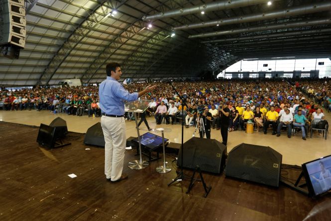 O governador do Pará, Helder Barbalho, passou o feriado do Dia Mundial do Trabalho, nesta quarta-feira (1°), prestigiando eventos de congregações religiosas em Belém. No início da tarde, o chefe do Executivo esteve no Centenário Centro de Convenções “Vale da Bênção”, na Rodovia Augusto Montenegro, onde participou do XXXVIII Congresso Estadual do Grupo Missionário de Homens da Igreja do Evangelho Quadrangular (IEQ). Na ocasião, ele ressaltou a importância da parceria entre poder público e as igrejas na construção de uma sociedade mais justa e igualitária.

FOTO: MARCELO SEABRA / AGÊNCIA PARÁ
DATA: 01.05.2019
BELÉM - PARÁ <div class='credito_fotos'>Foto: Marcelo Seabra / Ag. Pará   |   <a href='/midias/2019/originais/4b2f1c51-f909-4116-ba76-d0d6d0b640ed.jpg' download><i class='fa-solid fa-download'></i> Download</a></div>