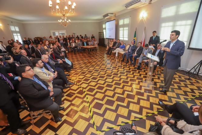 As obras de construção da nova ponte sobre o rio Moju iniciam em cinco dias. O anúncio foi feito pelo governador Helder Barbalho e pelo vice, Lúcio Vale, na manhã desta quarta-feira (17), durante coletiva de imprensa realizada no Palácio do Governo. Na ocasião, foi assinado o contrato com a empresa vencedora do processo emergencial aberto na última semana, com o objetivo de acelerar a execução de obras e serviços na região afetada pelo acidente ocorrido no dia 6 de abril, quando uma embarcação colidiu com a estrutura, que desabou.

FOTO: MARCO SANTOS / AGÊNCIA PARÁ
DATA: 17.04.2019
BELÉM - PA  <div class='credito_fotos'>Foto: Marco Santos / Ag. Pará   |   <a href='/midias/2019/originais/4b3df2d4-4ea4-4ba3-a640-8ac176be2dad.jpg' download><i class='fa-solid fa-download'></i> Download</a></div>