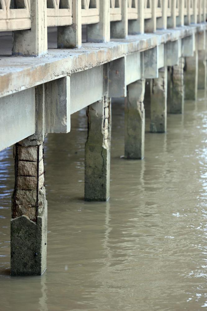 O governador Helder Barbalho visitou, neste domingo (20), o arquipélago do Marajó. Ele desembarcou em Salvaterra, por volta das 9h, e foi direto para o Porto do Camará, principal porta de entrada e saída dessa região, onde inspecionou a estrutura do local ao lado do diretor técnico da Secretaria de Estado de Transportes (Setran), João Renato Aguiar, e do prefeito de Salvaterra, Valentim Oliveira. 

FOTO: MARCO SANTOS/AGÊNCIA PARÁ.
DATA: 20.01.2019
SALVATERRA - PARÁ
 <div class='credito_fotos'>Foto: Marco Santos / Ag. Pará   |   <a href='/midias/2019/originais/4b539919-c6b6-4f8e-a692-38e86217fce2.jpg' download><i class='fa-solid fa-download'></i> Download</a></div>
