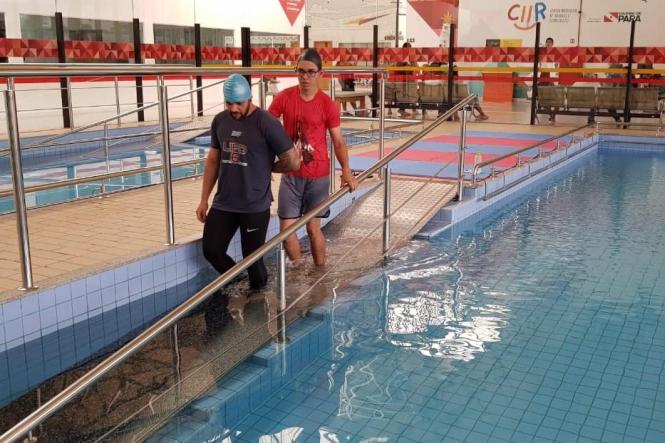 O jovem Airton Pessoa, de 24 anos (foto), formado em Educação Física, é um dos usuários do Centro Integrado de Inclusão e Reabilitação (CIIR), que passou a fazer a atividade de hidroterapia oferecido pelo complexo à Pessoas com Deficiência (PcD) de todas as faixas etárias.

FOTO: ASCOM CIIR
DATA: 07.01.2019
BELÉM - PARÁ <div class='credito_fotos'>Foto: ASCOM CIIR   |   <a href='/midias/2019/originais/4b87ea4e-53c3-4f6c-b46e-ea60e0939632.jpg' download><i class='fa-solid fa-download'></i> Download</a></div>